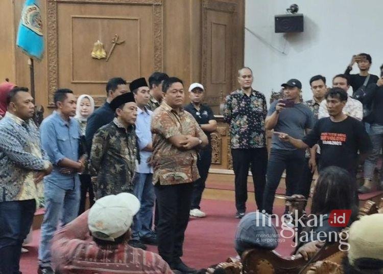 Ketua DPRD Kabupaten Pati, Ali Badrudin bersama jajaran anggota dewan saat audiensi dengan massa AMPB, Kamis, 13 Agustus 2026 malam. (Lingkarjateng.id)