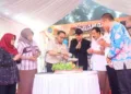 Wakil Ketua Komisi D DPRD Pati Endah Sri Wahyuningati (kedua kiri) saat menghadiri peringatan Hari Perumahan Nasional (Hapernas) sekaligus peresmian program Rumah Tidak Layak Huni (RTLH) di Desa Sukoharjo, Kecamatan Margorejo, Selasa, 25 Agustus 2026. (Dok. for Lingkarjateng.id)