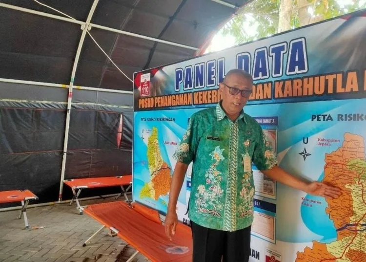 Kepala Badan Penanggulangan Bencana Daerah (BPBD) Kabupaten Pati, Martinus Budi Prasetya menjelaskan wilayah yang mulai terdampak kemarau panjang, Jumat, 28 Agustus 2026. (Lingkarjateng.id)