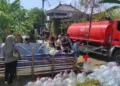 Sejumlah warga mengambil air bersih bantuan dari BPBD Pati. (Dok. for Lingkarjateng.id)