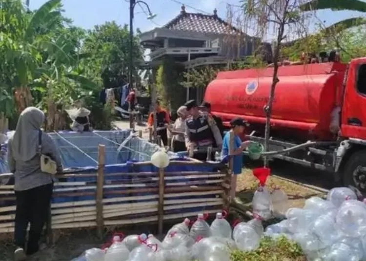 Sejumlah warga mengambil air bersih bantuan dari BPBD Pati. (Dok. for Lingkarjateng.id)