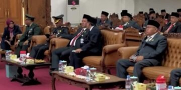 HUT ke-81 RI, Ketua DPRD Pati: Momentum Perkuat Komitmen Pembangunan 10 Ketua DPRD Pati Ali Badrudin (ketiga kanan) saat menghadiri pidato kenegaraan di ruang sidang paripurna DPRD Pati, Jumat, 14 Agustus 2026. (dok. for Lingkarjateng.id)