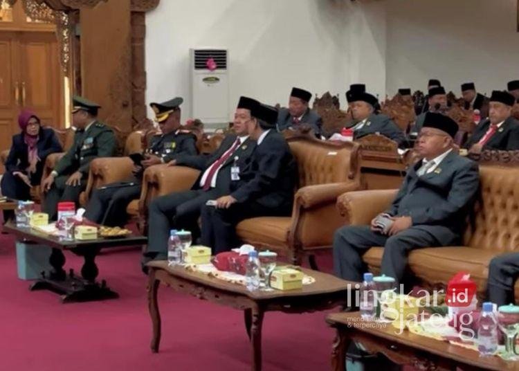 Ketua DPRD Pati Ali Badrudin (ketiga kanan) saat menghadiri pidato kenegaraan di ruang sidang paripurna DPRD Pati, Jumat, 14 Agustus 2026. (dok. for Lingkarjateng.id)