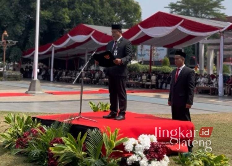 Bacakan Pembukaan UUD 1945 di Upacara HUT ke-81 RI, Ketua DPRD Pati Ajak Jaga Persatuan 25 Ketua DPRD Pati Ali Badrudin saat membacakan Pembukaan UUD 1945 saat upacara HUT ke-81 Kemerdekaan RI di Alun-Alun Simpang Lima Pati, Senin, 17 Agustus 2026. (dok. for Lingkarjateng.id)