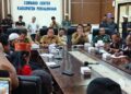 Plt Bupati Pekalongan Terima Berbagai Aspirasi, Pengawasan Birokrasi hingga Peredaran Narkotika 35 Plt Bupati Pekalongan Sukirman berdialog langsung dengan jajaran LSM Pejuang 24 di Ruang Rapat Bupati Pekalongan, Senin, 3 Agustus 2026. (Fahri Akbar/Lingkarjateng.id)
