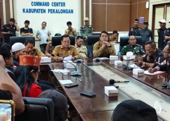Plt Bupati Pekalongan Terima Berbagai Aspirasi, Pengawasan Birokrasi hingga Peredaran Narkotika 26 Plt Bupati Pekalongan Sukirman berdialog langsung dengan jajaran LSM Pejuang 24 di Ruang Rapat Bupati Pekalongan, Senin, 3 Agustus 2026. (Fahri Akbar/Lingkarjateng.id)