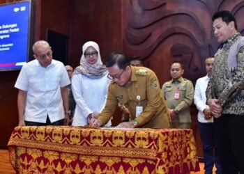 Plt Bupati Sukirman menandatangani Deklarasi Dukungan Kepala Daerah dan Peluncuran Program Nilai Ekonomi Karbon Mangrove di Balai Sidang Universitas Indonesia, Depok, Jawa Barat, Senin, 10 Agustus 2026. (Prokopim Kabupaten Pekalongan/Lingkarjateng.id)