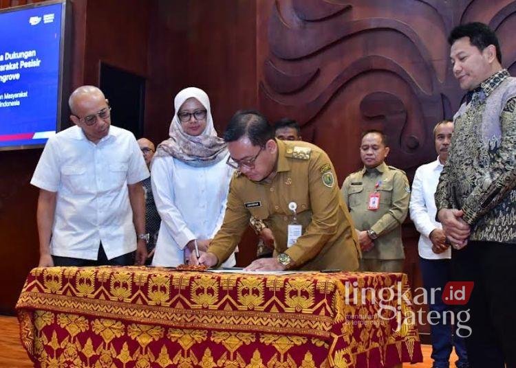 Plt Bupati Sukirman menandatangani Deklarasi Dukungan Kepala Daerah dan Peluncuran Program Nilai Ekonomi Karbon Mangrove di Balai Sidang Universitas Indonesia, Depok, Jawa Barat, Senin, 10 Agustus 2026. (Prokopim Kabupaten Pekalongan/Lingkarjateng.id)