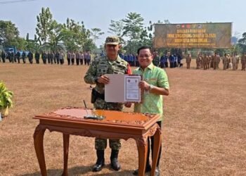 Dandim 0710/Pekalongan Letkol Inf Muhammad Nurul Chabibi bersama Plt Bupati Pekalongan Sukirman, saat upacara penutupan TMMD Sengkuyung Tahap III TA 2026 di Desa Wonorejo, Kecamatan Wonopringgo, Kamis, 13 Agustus 2026. (Fahri Akbar/Lingkarjateng.id) 