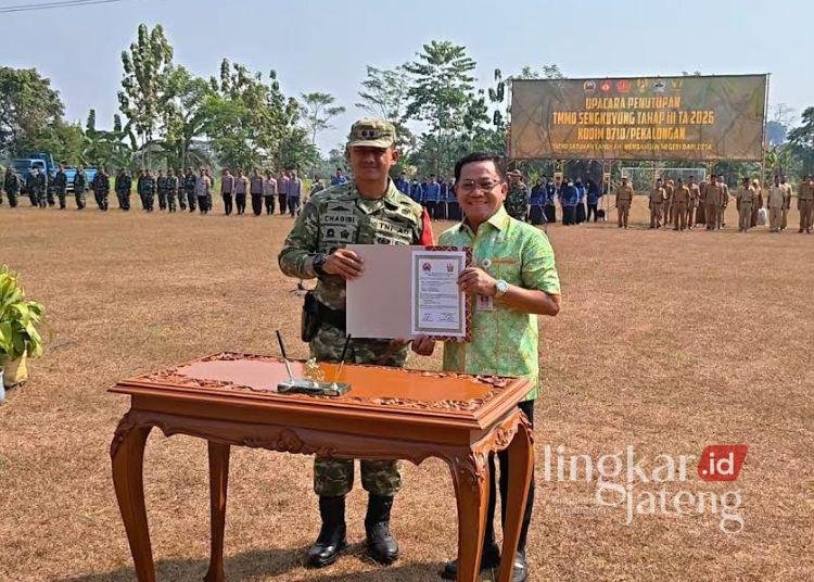 Dandim 0710/Pekalongan Letkol Inf Muhammad Nurul Chabibi bersama Plt Bupati Pekalongan Sukirman, saat upacara penutupan TMMD Sengkuyung Tahap III TA 2026 di Desa Wonorejo, Kecamatan Wonopringgo, Kamis, 13 Agustus 2026. (Fahri Akbar/Lingkarjateng.id) 