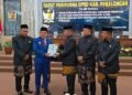 Ketua DPRD Kabupaten Pekalongan, Abdul Munir, menyerahkan dokumen Nota Kesepakatan Perubahan KUA-PPAS TA 2026 serta KUA-PPAS TA 2027 kepada Plt Bupati Pekalongan Sukirman, saat Rapat Paripurna di Kajen, Jumat, 14 Agustus 2026. (Fahri Akbar/Lingkarjateng.id)