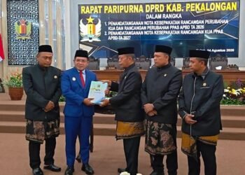 Ketua DPRD Kabupaten Pekalongan, Abdul Munir, menyerahkan dokumen Nota Kesepakatan Perubahan KUA-PPAS TA 2026 serta KUA-PPAS TA 2027 kepada Plt Bupati Pekalongan Sukirman, saat Rapat Paripurna di Kajen, Jumat, 14 Agustus 2026. (Fahri Akbar/Lingkarjateng.id)