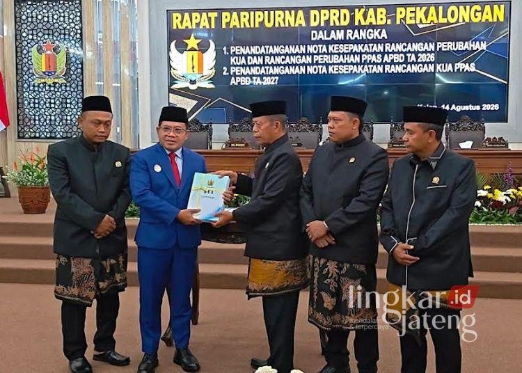 Ketua DPRD Kabupaten Pekalongan, Abdul Munir, menyerahkan dokumen Nota Kesepakatan Perubahan KUA-PPAS TA 2026 serta KUA-PPAS TA 2027 kepada Plt Bupati Pekalongan Sukirman, saat Rapat Paripurna di Kajen, Jumat, 14 Agustus 2026. (Fahri Akbar/Lingkarjateng.id)