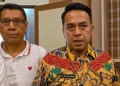 Sekretaris Daerah (Sekda) Kabupaten Pekalongan, Yulian Akbar (kanan) diwawancara usai audiensi dengan LSM Pejuang 24 di Kantor Bupati Pekalongan, Jumat, 21 Agustus 2026. (Fahri Akbar/Lingkarjateng.id)