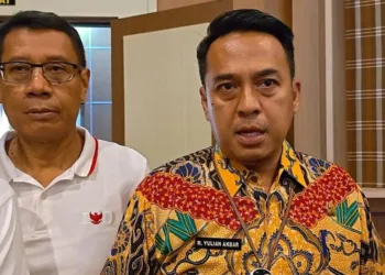 Sekretaris Daerah (Sekda) Kabupaten Pekalongan, Yulian Akbar (kanan) diwawancara usai audiensi dengan LSM Pejuang 24 di Kantor Bupati Pekalongan, Jumat, 21 Agustus 2026. (Fahri Akbar/Lingkarjateng.id)