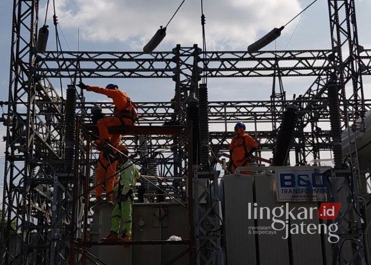 HUT ke 81 RI Jadi Momentum PLN UPT Purwokerto Perkuat GI 150 kV Kalibakal 25 PLN UPT Purwokerto terus memperkuat keandalan infrastruktur ketenagalistrikan melalui pemeliharaan Trafo 2 di Gardu Induk (GI) 150 kV Kalibakal, Kabupaten Banyumas. (Dok. for Lingkarjateng.id)