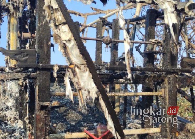 Kapal kayu jenis freezer yang tinggal menyisakan rongga usai ludes terbakar pada Minggu, 2 Agustus 2026 dini hari. (Dok. for Lingkarjateng.id)