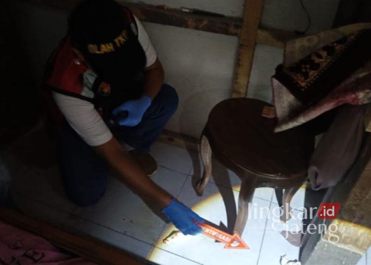 Bayi Ditemukan Tewas di Bawah Lemari Rumah Warga Rembang, Polisi Selidiki Ibu Kandung 25 Tim inafis Polres Rembang saat melakukan olah tempat kejadian perkara di lokasi temuan bayi yang ditemukan tewas di Desa Binangun, Kecamatan Lasem, Kabupaten Rembang, Kamis, 6 Agustus 2026. (Dok. for Lingkarjateng.id)