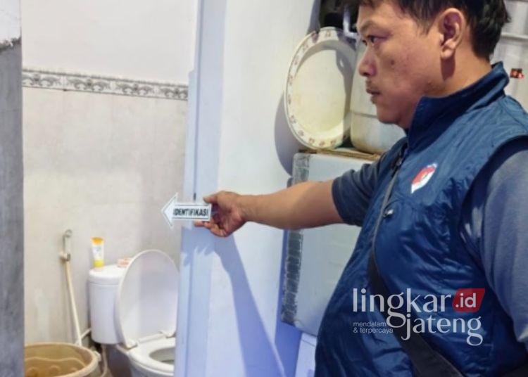Janin 15 Minggu Meninggal Diduga Diaborsi di Rembang, Siswi dan Pacarnya Jadi Tersangka 25 Polres Rembang melakukan identifikasi kamar mandi yang diduga menjadi lokasi kasus dugaan aborsi di Desa Pandangan Kulon, Kecamatan Kragan, Kabupaten Rembang, Selasa, 18 Agustus 2026. (Dok. for Lingkarjateng.id)