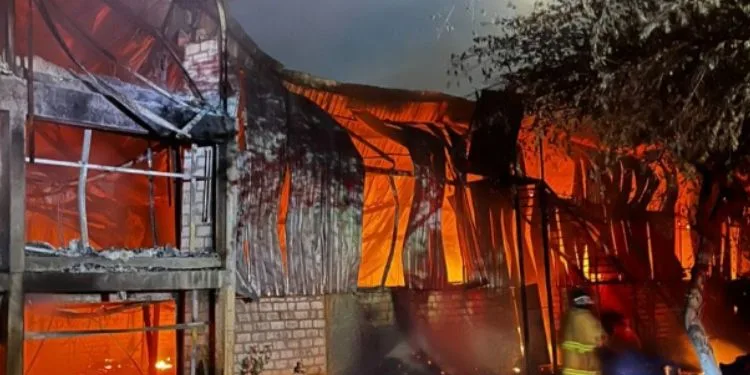 Petugas BPBD Rembang melakukan pemadaman kebakaran kandang ayam di Dukuh Ngumpleng, Desa Waru, Kecamatan Rembang pada Jumat, 28 Agustus 2026 dini hari. (dok for Lingkarjateng.id)
