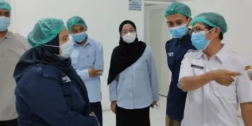 Tim DKK Rembang melakukan pemeriksaan SPPG Mondoteko 3 usai dugaan kasus diare massal di SMPN 5 Rembang. (Vicky Rio/Lingkarjateng.id)