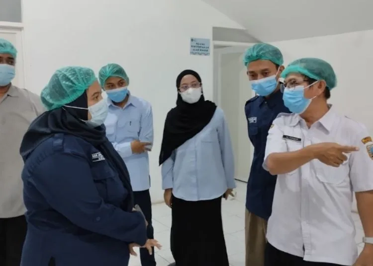 Tim DKK Rembang melakukan pemeriksaan SPPG Mondoteko 3 usai dugaan kasus diare massal di SMPN 5 Rembang. (Vicky Rio/Lingkarjateng.id)