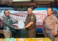 Kejari Salatiga Catat Lelang Fantastis, Harga Barang Rampasan Melonjak 300 Persen 33 Kajari Salatiga Erik Meza Nusantara menyerahkan lima kendaraan roda empat yang telah dilelang kepada pemenang lelang di Kantor Kejari lama, Kamis, 13 Agustus 2026. (Angga Rosa/Lingkarjateng.id)