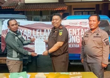Kejari Salatiga Catat Lelang Fantastis, Harga Barang Rampasan Melonjak 300 Persen 25 Kajari Salatiga Erik Meza Nusantara menyerahkan lima kendaraan roda empat yang telah dilelang kepada pemenang lelang di Kantor Kejari lama, Kamis, 13 Agustus 2026. (Angga Rosa/Lingkarjateng.id)