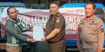 Kajari Salatiga Erik Meza Nusantara menyerahkan lima kendaraan roda empat yang telah dilelang kepada pemenang lelang di Kantor Kejari lama, Kamis, 13 Agustus 2026. (Angga Rosa/Lingkarjateng.id)