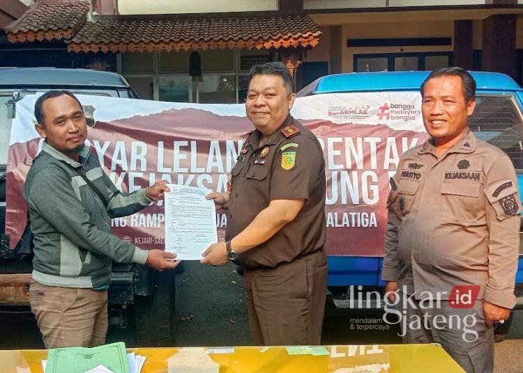 Kajari Salatiga Erik Meza Nusantara menyerahkan lima kendaraan roda empat yang telah dilelang kepada pemenang lelang di Kantor Kejari lama, Kamis, 13 Agustus 2026. (Angga Rosa/Lingkarjateng.id)
