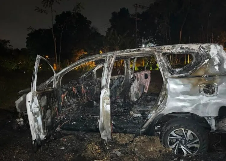 Mobil Toyota Innova bernomor polisi H 1646 HV hangus terbakar setelah tergelincir di Jalan Lingkar Selatan (JLS) Salatiga, tepatnya di simpang empat Kumpulrejo, Kecamatan Argomulyo, Rabu, 19 Agustus 2026 dini hari. (Dok.Humas Polres Salatiga/Lingkarjateng.id)
