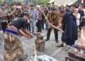 Wali Kota Salatiga Robby Hernawan menempa besi panas untuk dijadikan keris pusaka di halaman Kantor DPRD, Jumat, 21 Agustus 2026. (Dok.Prokompim Setda Salatiga/Lingkarjateng.id)
