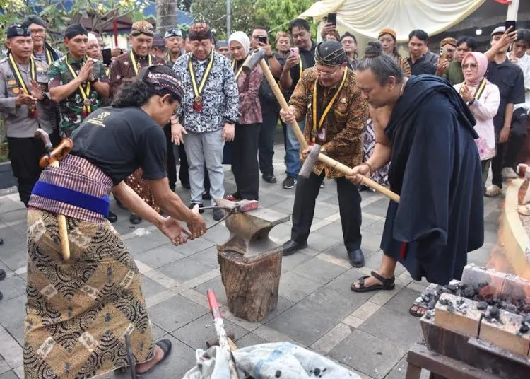 Wali Kota Salatiga Robby Hernawan menempa besi panas untuk dijadikan keris pusaka di halaman Kantor DPRD, Jumat, 21 Agustus 2026. (Dok.Prokompim Setda Salatiga/Lingkarjateng.id)