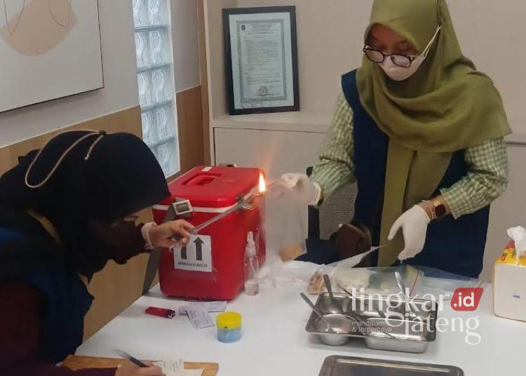 Pemeriksaan uji lab terhadap menu MBG yang diduga menjadi penyebab keracunan massal di SMK Negeri 6 Semarang. (Dok. Pemkot Semarang/Lingkarjateng.id)