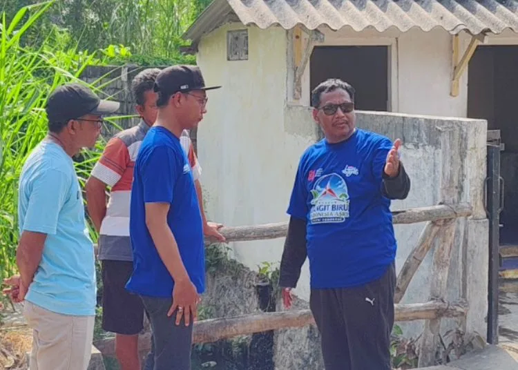 Bupati Rembang Harno saat meninjau kondisi Pasar Pamotan dan melihat langsung sejumlah bagian bangunan yang mulai mengalami kerusakan, Senin, 24 Agustus 2026. (Vicky Rio/Lingkarjateng.id)