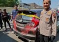 Kapolres Semarang (seragam cokelat) dan Kasat Reskrim Polres Semarang (baju biru) saat menunjukkan barang bukti berupa mobil Honda Jazz milik Chandra Waskito yang tewas karena dirampok pada Konferensi Pers di Mapolres Semarang, Sabtu, 8 Agustus 2026. (Hesty Imaniar/Lingkarjateng.id)