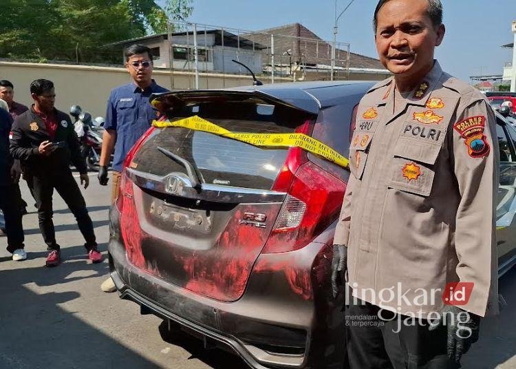 Kapolres Semarang (seragam cokelat) dan Kasat Reskrim Polres Semarang (baju biru) saat menunjukkan barang bukti berupa mobil Honda Jazz milik Chandra Waskito yang tewas karena dirampok pada Konferensi Pers di Mapolres Semarang, Sabtu, 8 Agustus 2026. (Hesty Imaniar/Lingkarjateng.id)