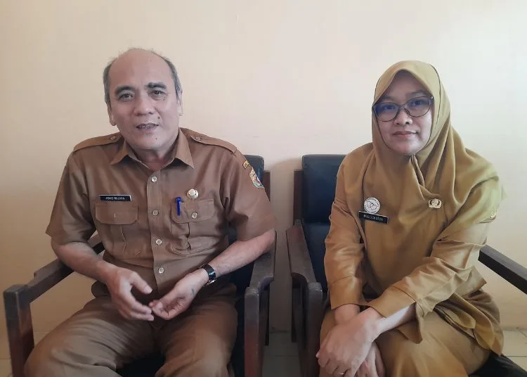 Plt Camat Kaliwungu, Pratikto Joko Wijayanto didampingi Plt Kepala UPTD Wilayah II Kaliwungu, Muslichatun. (Anik Kustiani/Lingkarjateng.id)