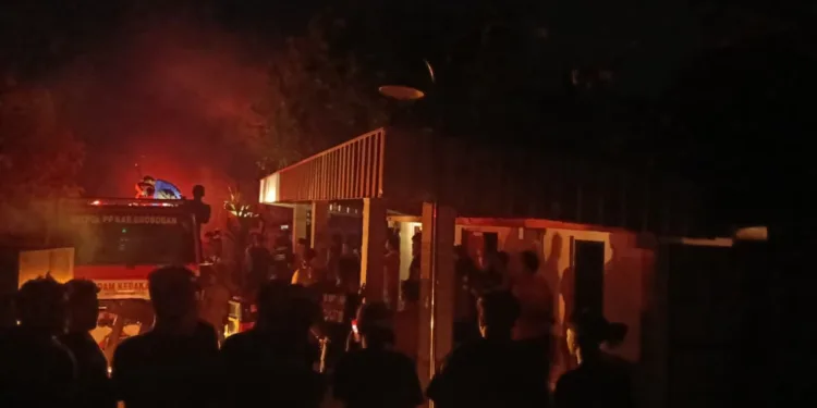 Dipicu Korsleting Listrik, Rumah dan Kandang Sapi Terbakar di Toroh, Kerugian Capai Rp115 Juta. Foto : Abror/Lingkar