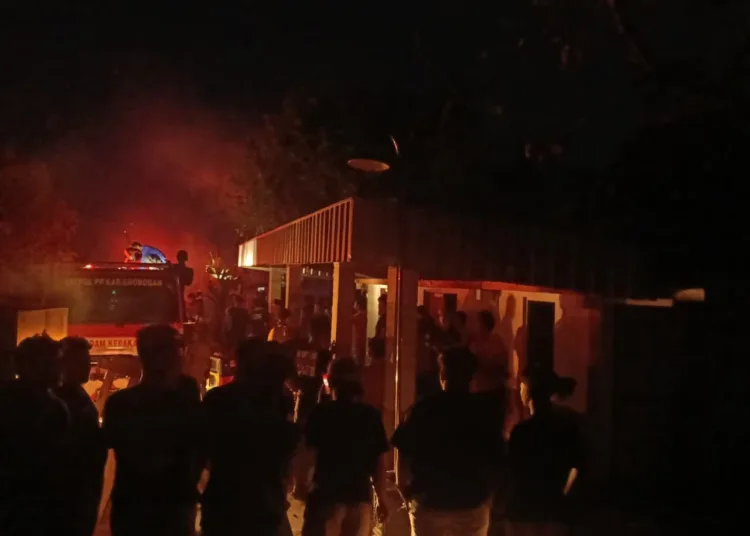 Dipicu Korsleting Listrik, Rumah dan Kandang Sapi Terbakar di Toroh, Kerugian Capai Rp115 Juta. Foto : Abror/Lingkar