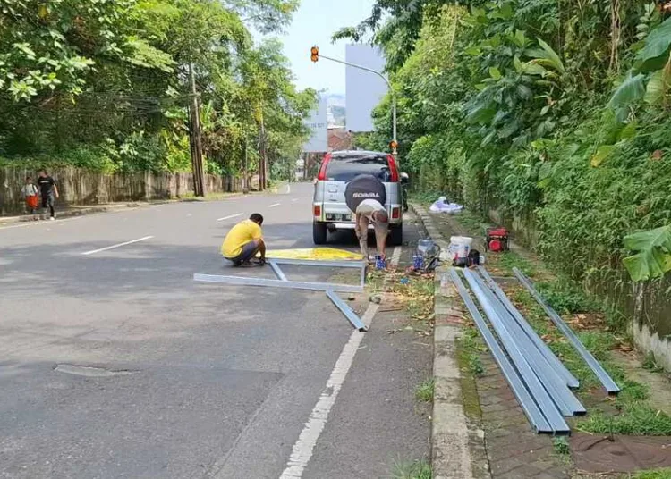 Tampak para pekerja sedang melakukan perbaikan Jalan Gombel Lama Kota Semarang. Foto : Lingkar Network/Rizky