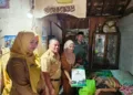 BAZNAS Jepara saat menyalurkan bantuan kepada Djuminah (65), warga RT 4/RW 3, Kelurahan Kauman, Kecamatan Jepara, tetap menjalani hari-harinya dengan penuh ketabahan. Foto : Tomi/Lingkar