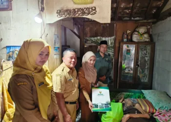 BAZNAS Jepara saat menyalurkan bantuan kepada Djuminah (65), warga RT 4/RW 3, Kelurahan Kauman, Kecamatan Jepara, tetap menjalani hari-harinya dengan penuh ketabahan. Foto : Tomi/Lingkar