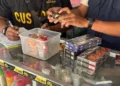 Tim gabungan saat melakukan operasi pemberantasan rokok ilegal di sejumlah toko di Jepara, pada Rabu (16/9/2026). Foto: Tomi Budianto/Lingkar