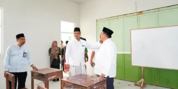 Wakil Ketua Komisi VIII DPR RI Abdul Wachid, saat peresmian program revitalisasi madrasah di MTs Darul Ulum Jepara pada Jum'at (18/9/2026) sore. Foto : Tomi Budianto/Lingkar