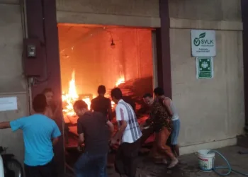 Warga berusaha memadamkan kobaran api dengan alat seadanya. Foto : Tomi/Lingkar
