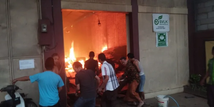 Warga berusaha memadamkan kobaran api dengan alat seadanya. Foto : Tomi/Lingkar
