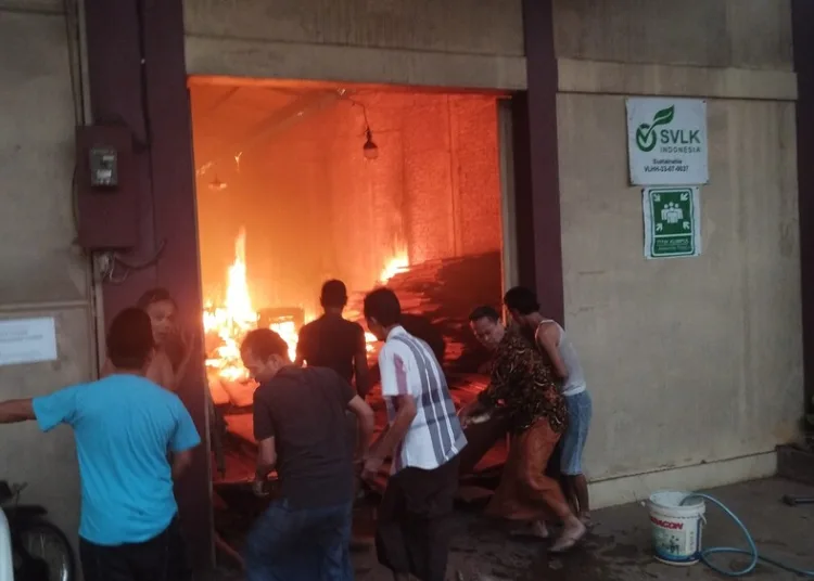 Warga berusaha memadamkan kobaran api dengan alat seadanya. Foto : Tomi/Lingkar