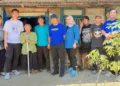 KUNJUNGI : Ketua IPSM Blora, Yannanta Laga Kusuma (baju putih Tengah), berfoto dengan Mbah Samijah di kediamannya yang berada Desa Gagakan, Kecamatan Sambong, Kabupaten Blora, Sabtu (12/09/2026). Foto : Dok.Pribadi for Lingkar