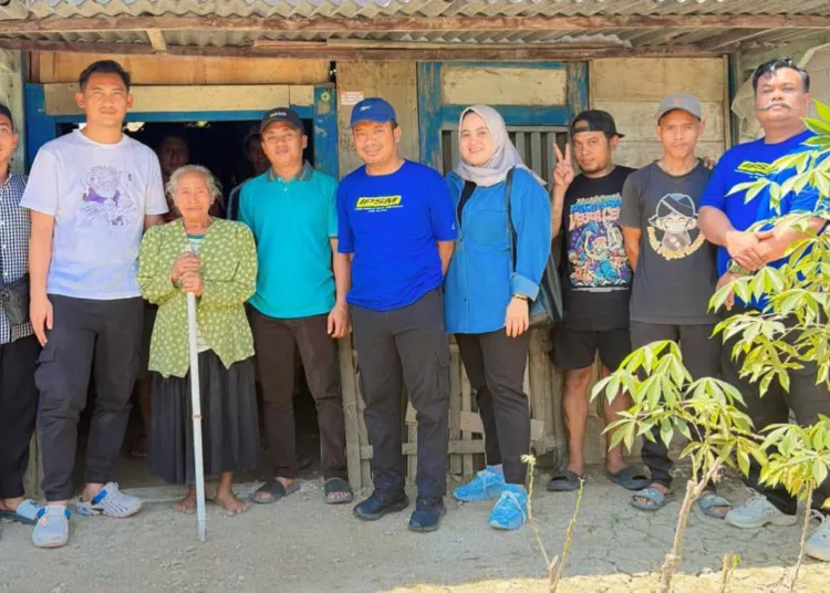 KUNJUNGI : Ketua IPSM Blora, Yannanta Laga Kusuma (baju putih Tengah), berfoto dengan Mbah Samijah di kediamannya yang berada Desa Gagakan, Kecamatan Sambong, Kabupaten Blora, Sabtu (12/09/2026). Foto : Dok.Pribadi for Lingkar